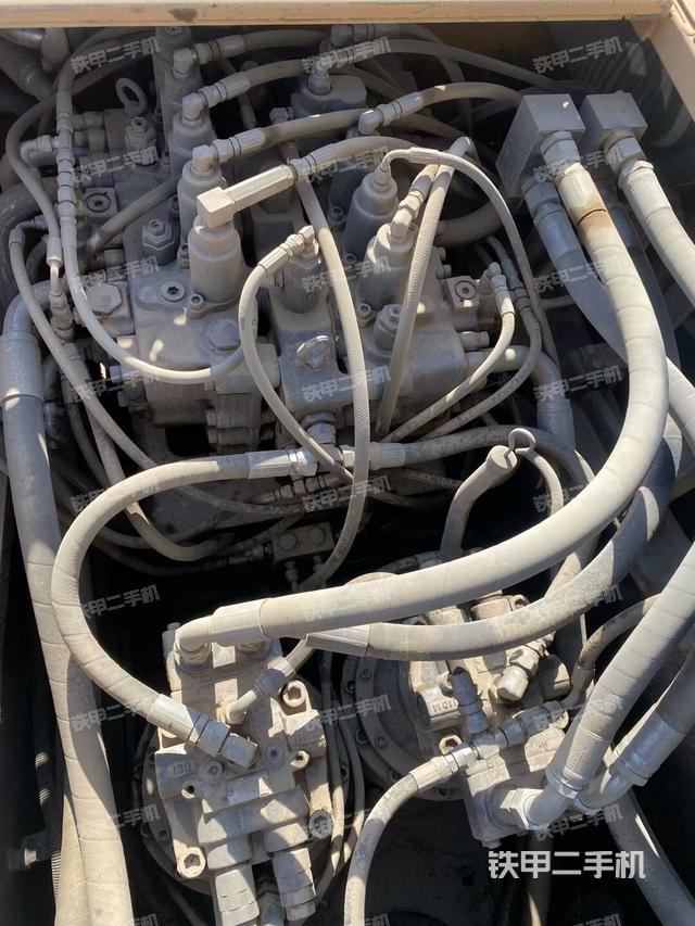 回轉(zhuǎn)馬達(dá)和主控閥（整機(jī)外觀）