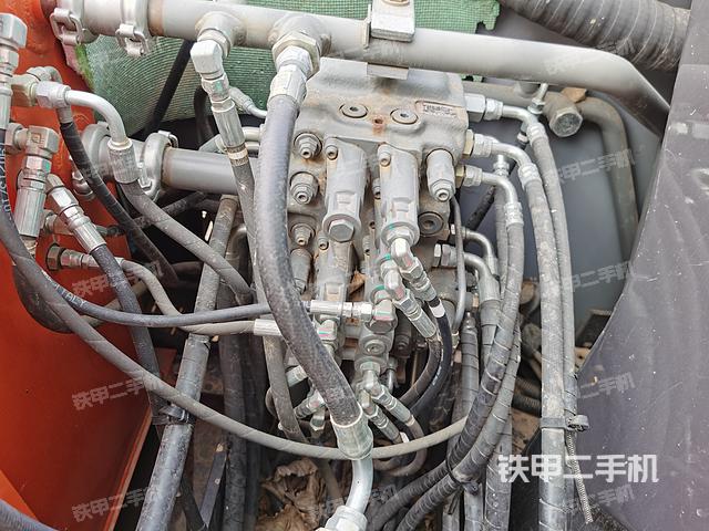 回轉(zhuǎn)馬達(dá)和主控閥(整機(jī)外觀) 回轉(zhuǎn)馬達(dá)和主控閥(整機(jī)外觀)