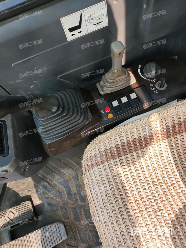 座椅右側(cè)控制臺(tái)/鑰匙門/油門/含右手柄（駕駛室部分）