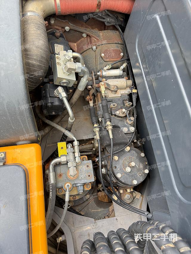 回转马达和主控阀（整机外观）