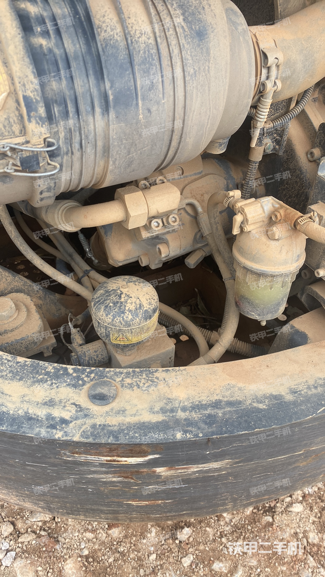 液压泵舱室正面整体（整机外观）