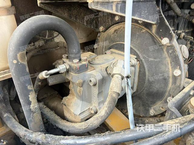 液压泵舱室正面整体（整机外观）