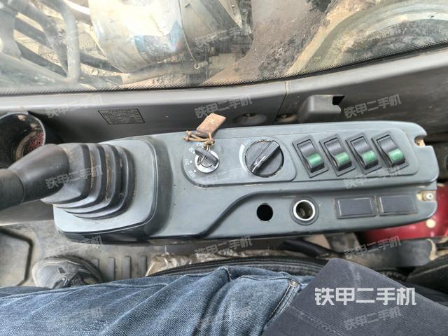 座椅右側(cè)控制臺(tái)/鑰匙門/油門/含右手柄(駕駛室部分) 座椅右側(cè)控制臺(tái)/鑰匙門/油門/含右手柄(駕駛室部分)