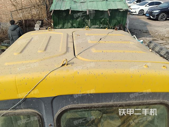 駕駛室頂部(整機(jī)外觀) 駕駛室頂部(整機(jī)外觀)