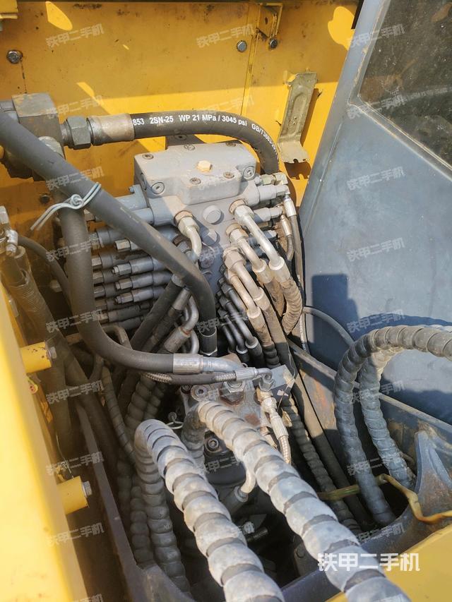 回轉(zhuǎn)馬達(dá)和主控閥（整機(jī)外觀）