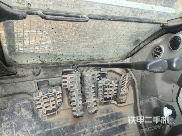 行走控制手柄和踏板?俯拍（駕駛室部分）