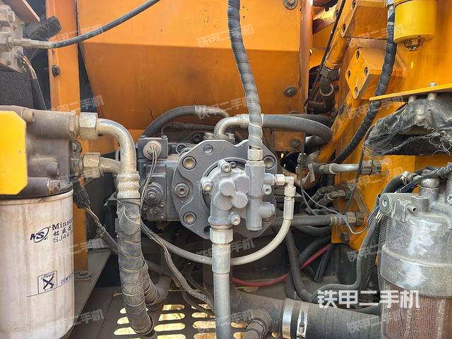 液壓泵艙室正面整體(整機(jī)外觀) 液壓泵艙室正面整體(整機(jī)外觀)