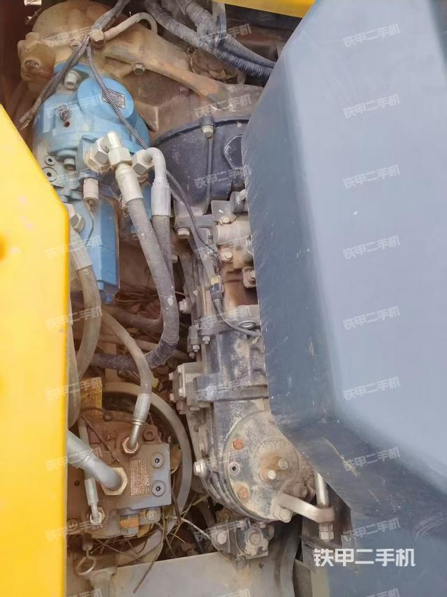 液壓泵艙室正面整體（整機外觀）