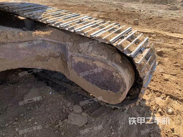 單側(cè)履帶整體(整機外觀) 單側(cè)履帶整體(整機外觀)