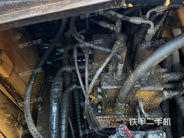 回轉(zhuǎn)馬達(dá)和主控閥（整機(jī)外觀）