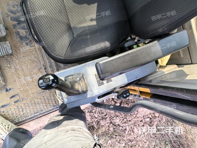 行走控制手柄和踏板?俯拍（駕駛室部分）