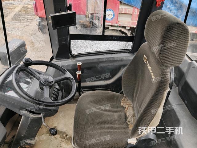 駕駛室內(nèi)部（駕駛室部分）