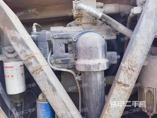 液壓泵艙室正面整體(整機外觀) 液壓泵艙室正面整體(整機外觀)