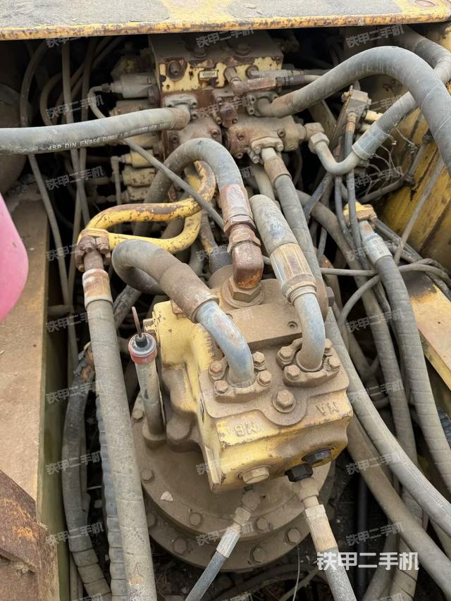 回转马达和主控阀（整机外观）