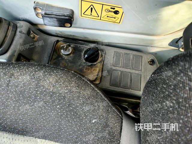 座椅右側(cè)控制臺/鑰匙門/油門/含右手柄（駕駛室部分）