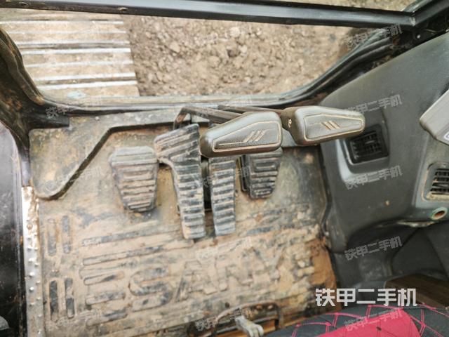 行走控制手柄和踏板?俯拍（駕駛室部分）