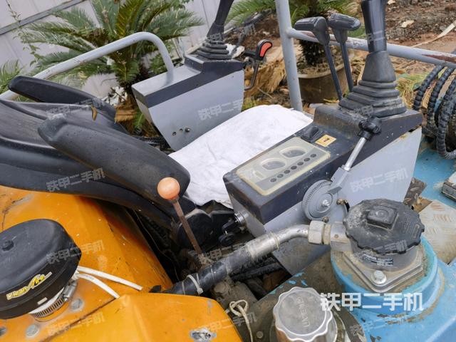 回轉(zhuǎn)馬達(dá)和主控閥(整機(jī)外觀) 回轉(zhuǎn)馬達(dá)和主控閥(整機(jī)外觀)