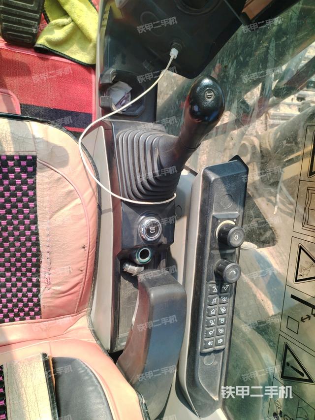 座椅右側(cè)控制臺(tái)/鑰匙門(mén)/油門(mén)/含右手柄（駕駛室部分）