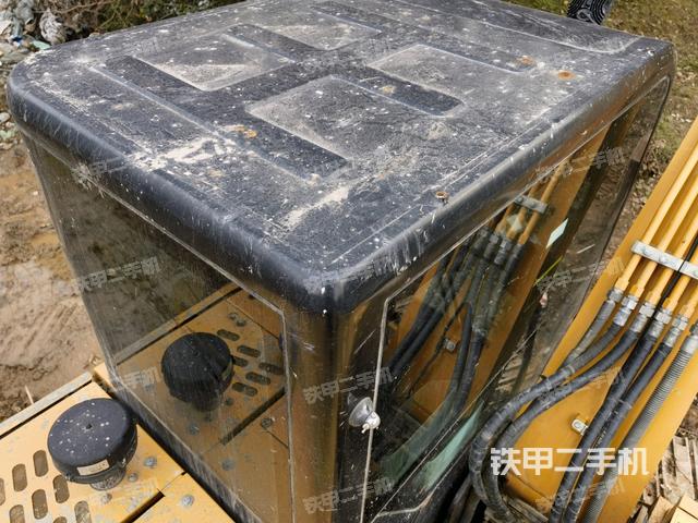 駕駛室頂部(整機(jī)外觀) 駕駛室頂部(整機(jī)外觀)