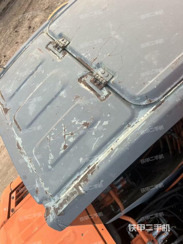 駕駛室頂部(整機(jī)外觀) 駕駛室頂部(整機(jī)外觀)
