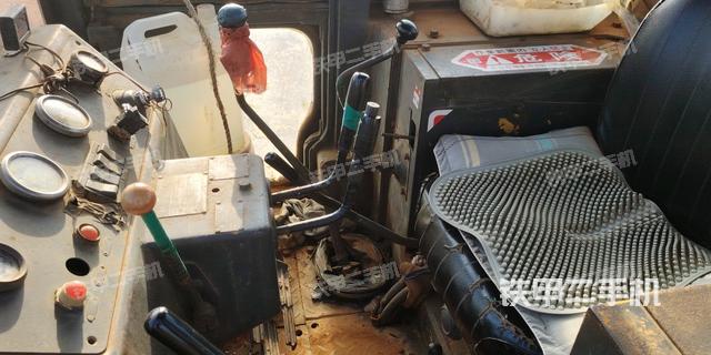 駕駛室操作臺（設(shè)備外觀及核心部件）