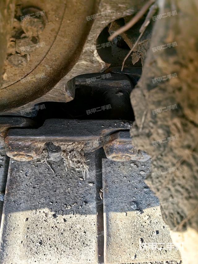 左驅(qū)動輪（行走機構(gòu)）