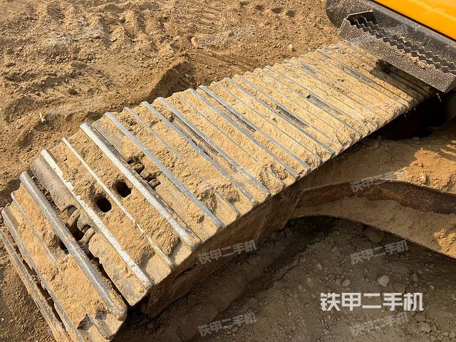 單側(cè)履帶整體(整機(jī)外觀) 單側(cè)履帶整體(整機(jī)外觀)