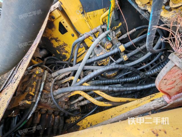 回轉(zhuǎn)馬達(dá)和主控閥(整機外觀) 回轉(zhuǎn)馬達(dá)和主控閥(整機外觀)