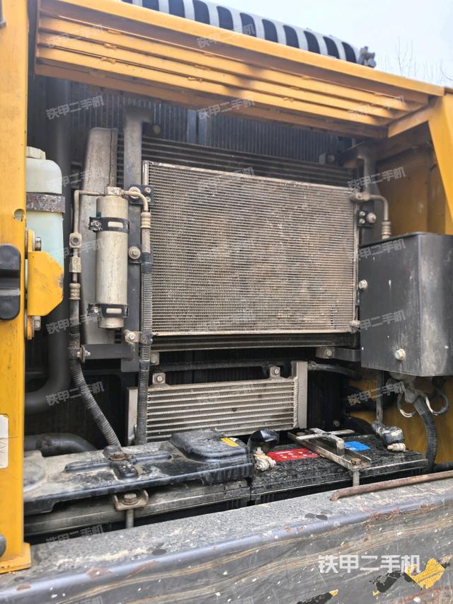 散熱器正面(大件艙室) 散熱器正面(大件艙室)