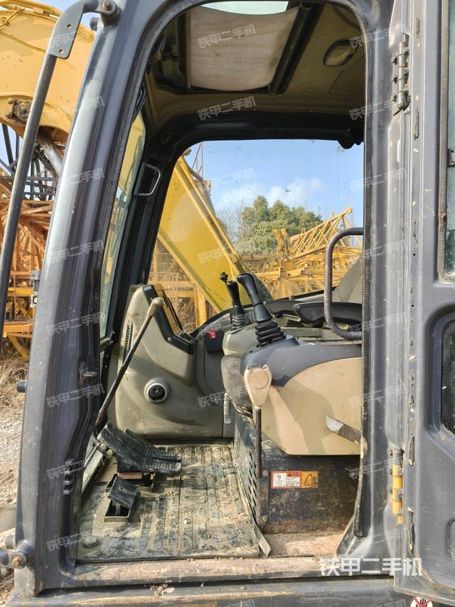 座椅右側(cè)控制臺(tái)/鑰匙門/油門/含右手柄（駕駛室部分）