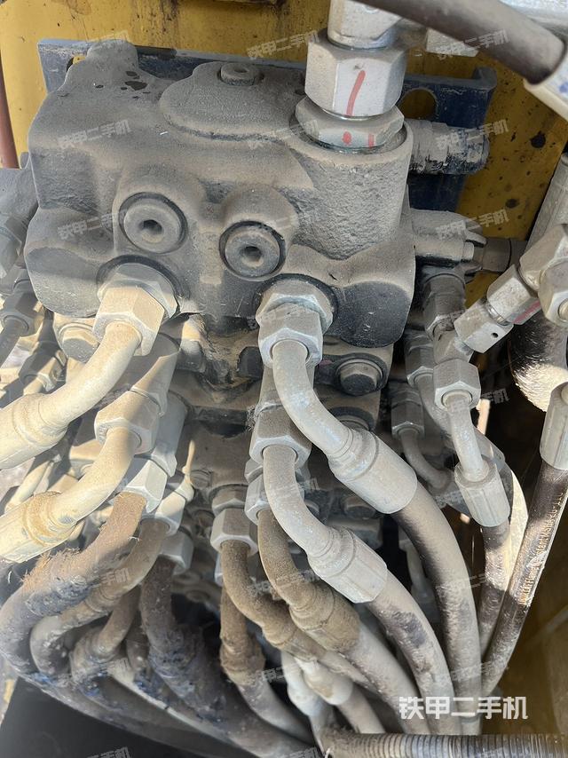 回轉馬達和主控閥（整機外觀）