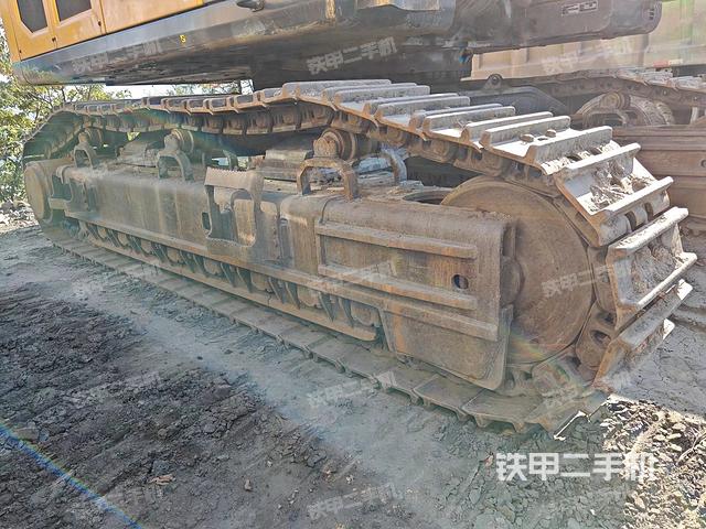 單側(cè)履帶整體(整機(jī)外觀) 單側(cè)履帶整體(整機(jī)外觀)