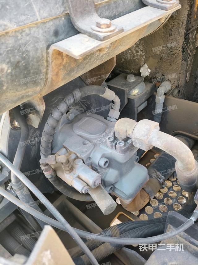 液壓泵艙室正面整體(整機外觀) 液壓泵艙室正面整體(整機外觀)