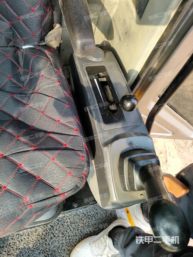 座椅左側(cè)控制臺/音響/含左手柄（駕駛室部分）