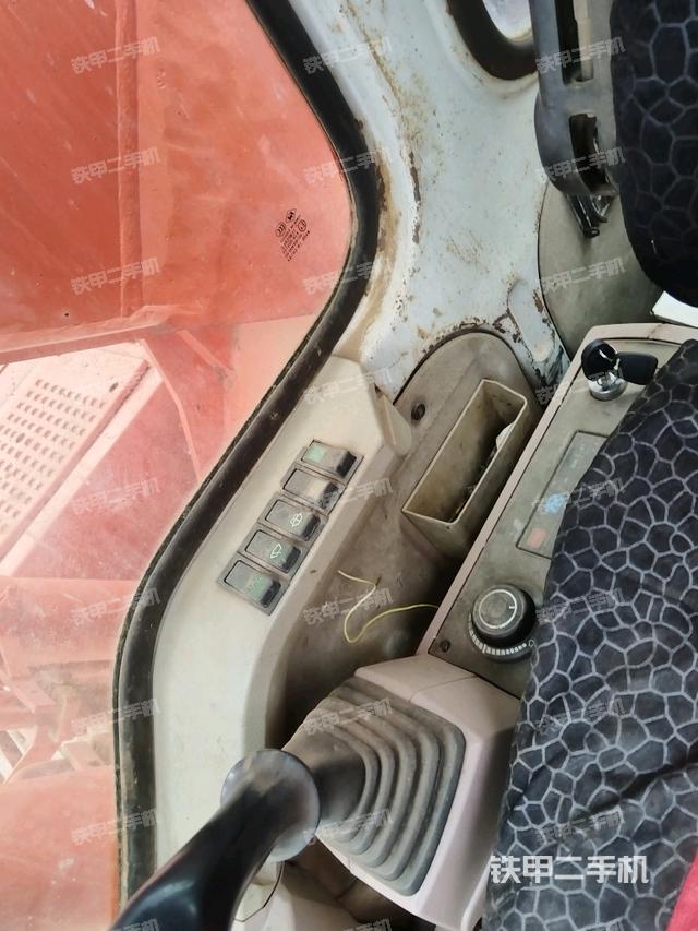 座椅右側(cè)控制臺(tái)/鑰匙門/油門/含右手柄（駕駛室部分）