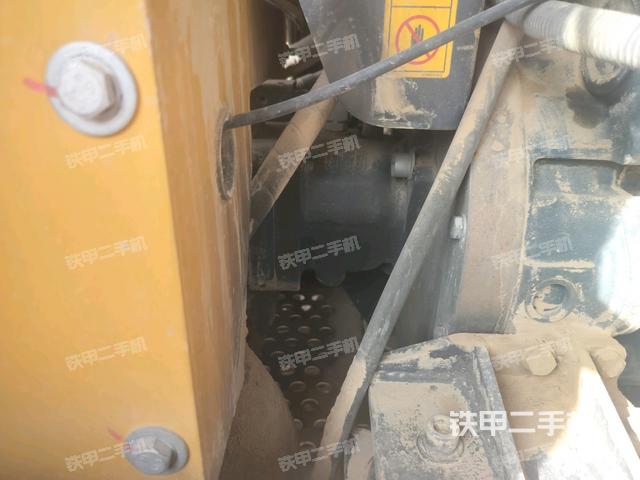 液壓泵艙室正面整體(整機(jī)外觀) 液壓泵艙室正面整體(整機(jī)外觀)