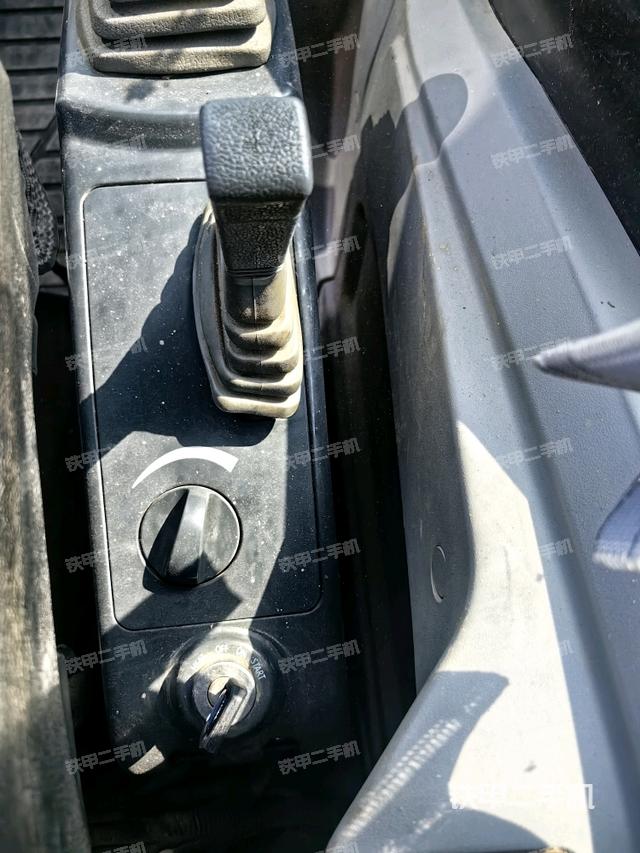 座椅右側(cè)控制臺(tái)/鑰匙門(mén)/油門(mén)/含右手柄（駕駛室部分）