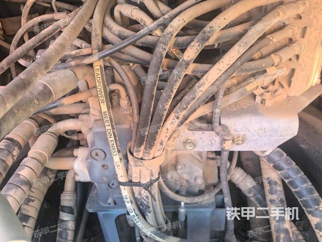 回轉(zhuǎn)馬達(dá)和主控閥(整機(jī)外觀) 回轉(zhuǎn)馬達(dá)和主控閥(整機(jī)外觀)