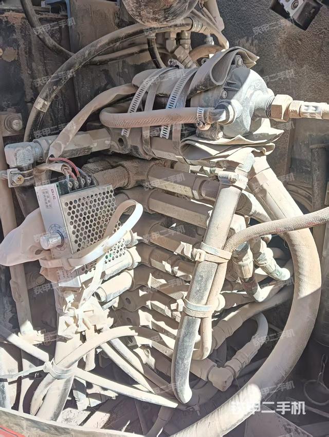 回转马达和主控阀（整机外观）