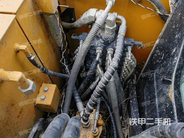 回轉(zhuǎn)馬達(dá)和主控閥(整機(jī)外觀) 回轉(zhuǎn)馬達(dá)和主控閥(整機(jī)外觀)