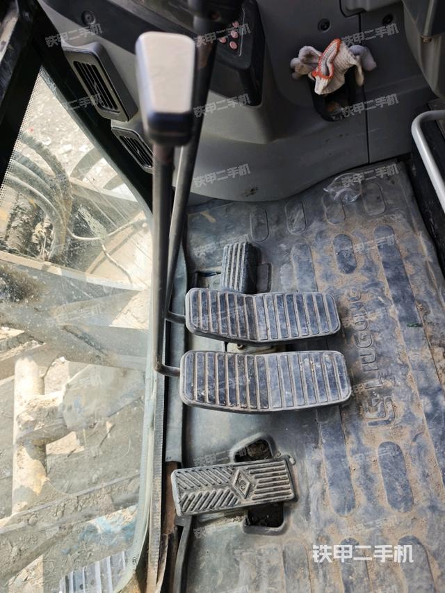 行走控制手柄和踏板?俯拍（駕駛室部分）