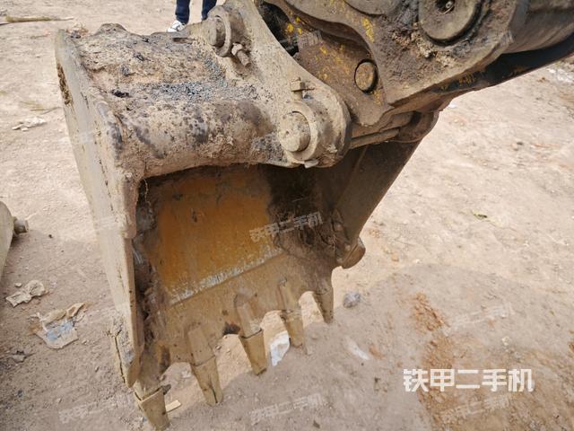 鏟斗右后整體(工作和回轉(zhuǎn)裝置) 鏟斗右后整體(工作和回轉(zhuǎn)裝置)