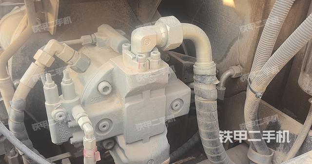 液压泵舱室正面整体（整机外观）