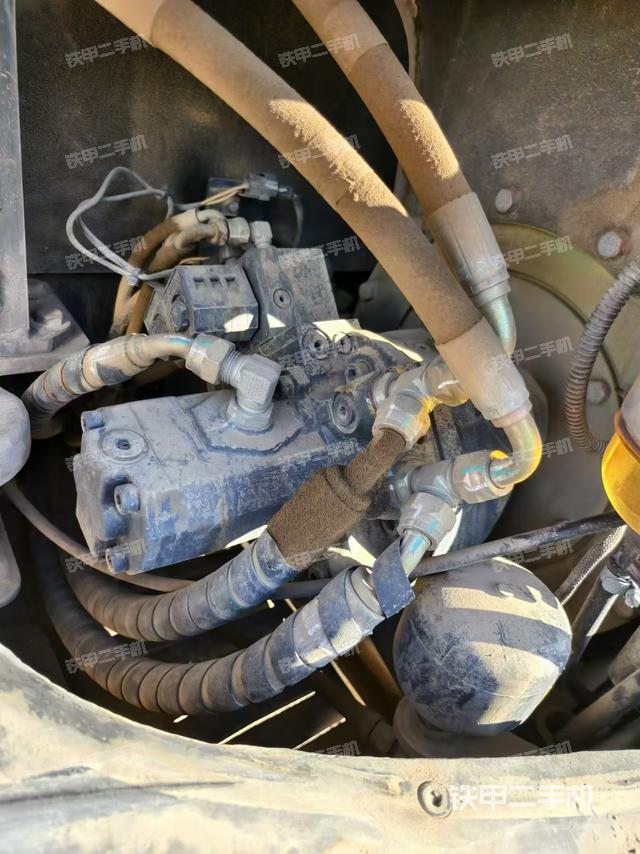 液壓泵艙室正面整體（整機(jī)外觀）