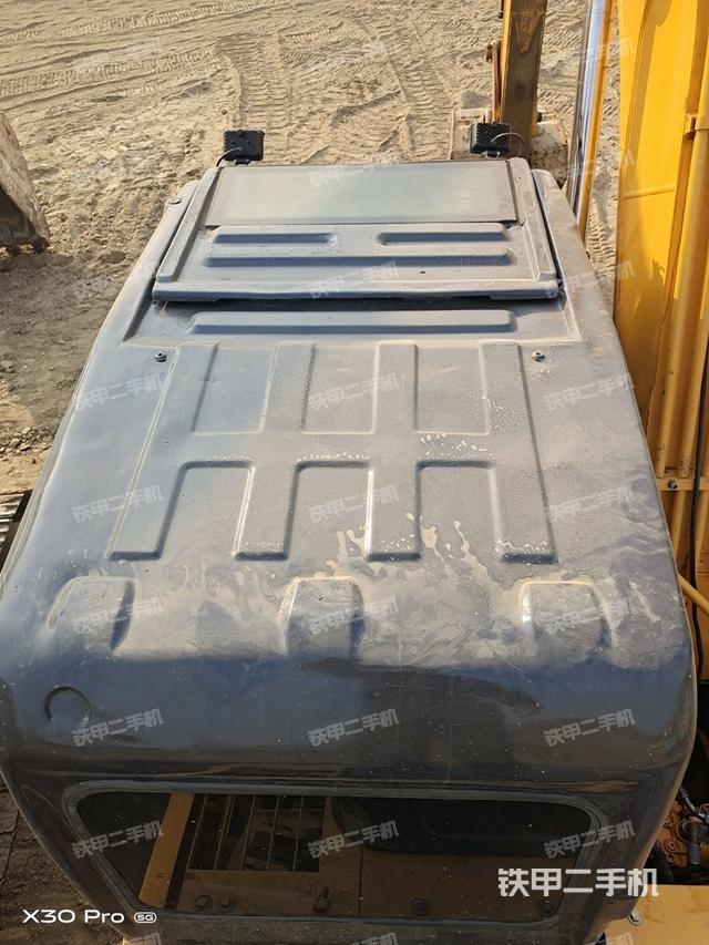 駕駛室頂部(整機(jī)外觀) 駕駛室頂部(整機(jī)外觀)