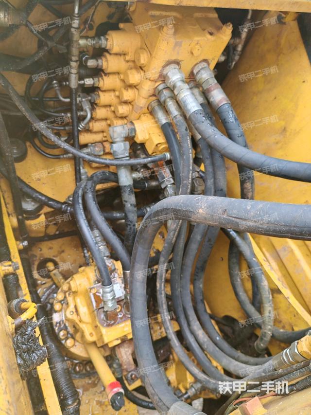 回轉(zhuǎn)馬達(dá)和主控閥（整機(jī)外觀）