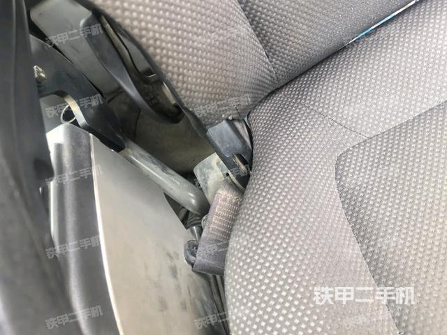 右側玻璃角標（駕駛室部分）