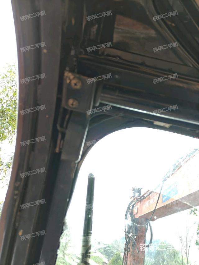 行走控制手柄和踏板?俯拍（駕駛室部分）