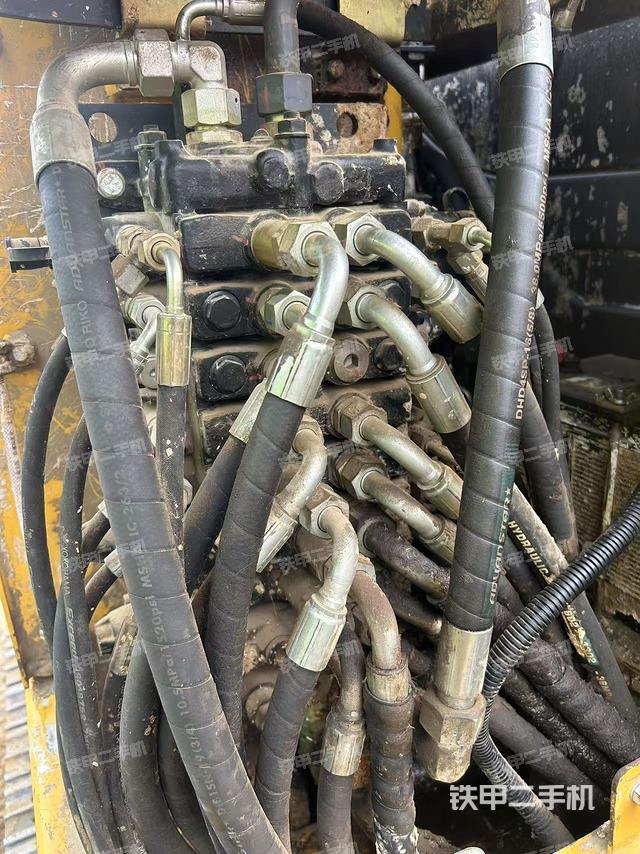 回转马达和主控阀（整机外观）