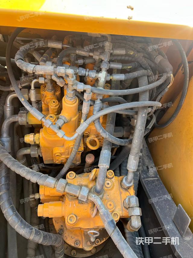 回轉(zhuǎn)馬達(dá)和主控閥(整機(jī)外觀) 回轉(zhuǎn)馬達(dá)和主控閥(整機(jī)外觀)